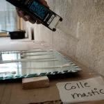 Que peut on coller sur du crépi : mastic en cartouche avec miroir mural posé