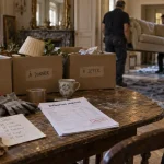 debarras maison : tri et enlèvement dans un salon, équipe et devis